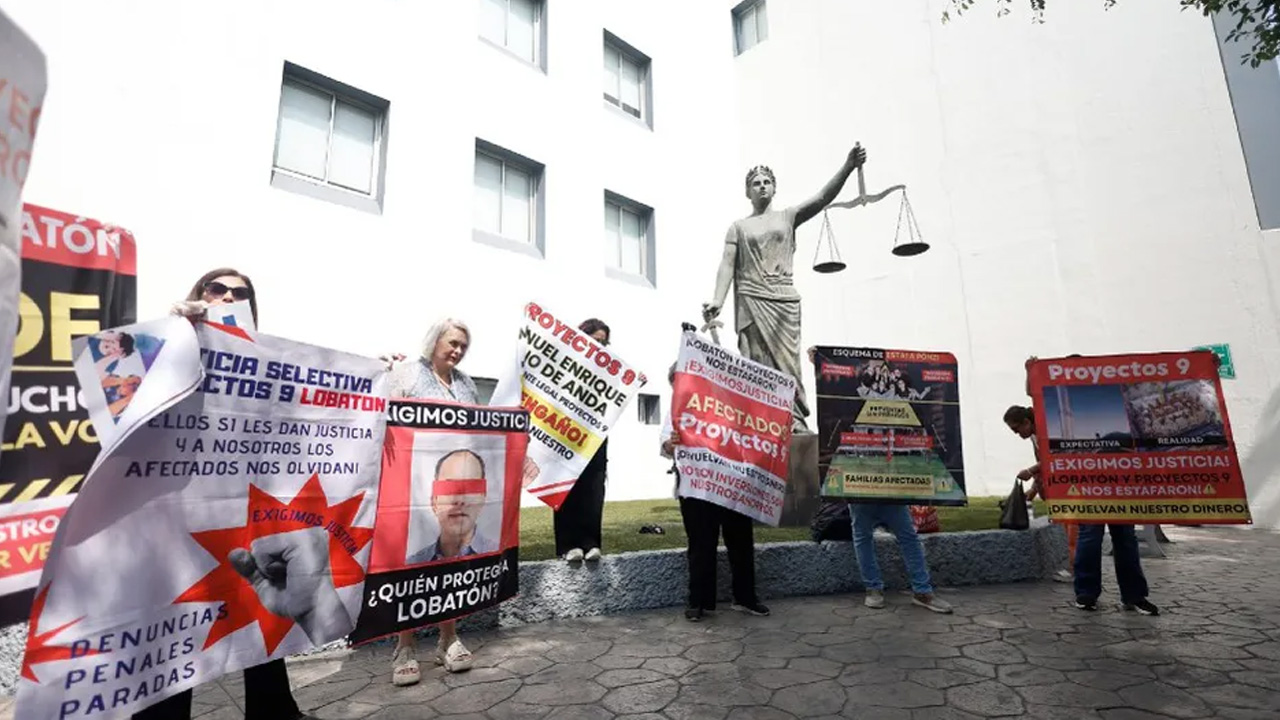 Afectados por la inmobiliaria Proyectos 9 se manifestaron en Monterrey para exigir avances en la investigación de un presunto fraude millonario.
