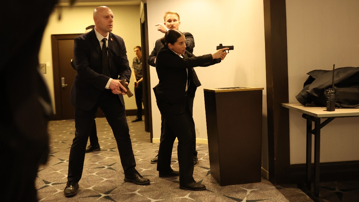 Agentes del Servicio Secreto responden durante la cena de corresponsales de la Casa Blanca, el sábado 25 de abril de 2026, en Washington.