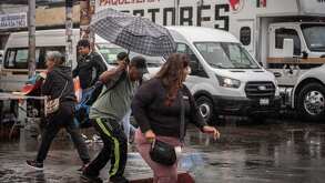 Aunque el calor predomina en la Ciudad de México, las lluvias podrían hacerse presentes este domingo.