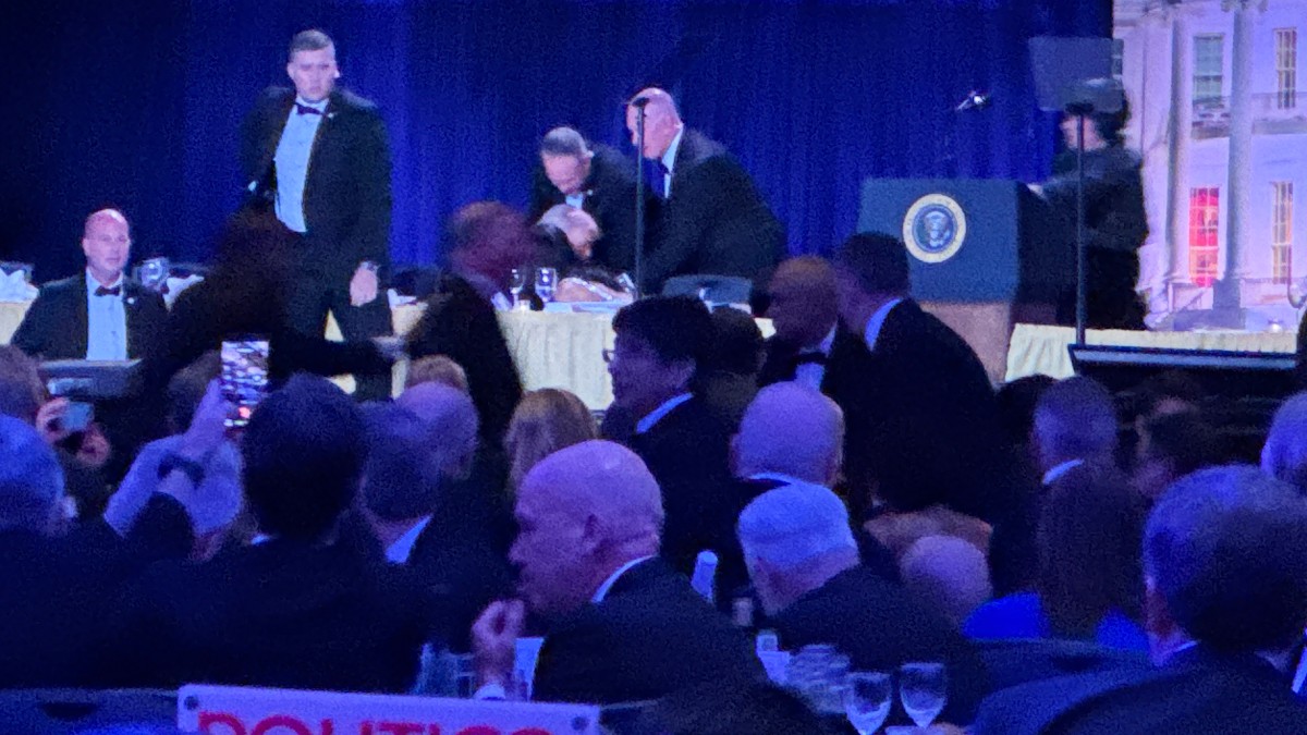 Agentes del servicio secreto responden durante la cena de corresponsales de la Casa Blanca, el sábado 25 de abril de 2026, en Washington.