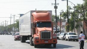 Tráiler en carretera con gps