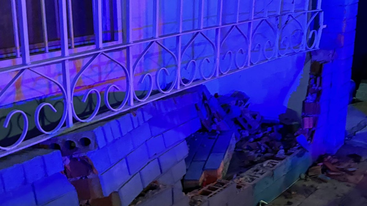 Block de concreto junto a portón de material soldado