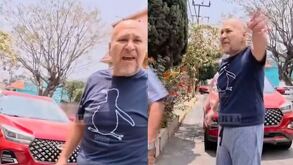 Un hombre le reclama a una mujer por estacionarse en una de las calles de Nezahualcóyotl.