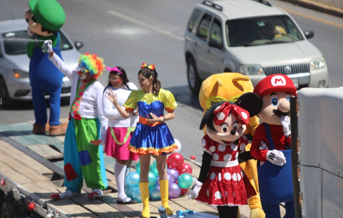 Personajes infantiles dando celebración a la rodada del niño 2026 en lo que más de mil juguetes fueron regalados