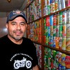 Conoce a Francisco Román, el coleccionista de Puebla, que lleva más de 30 años reuniendo historias del fondo de la basura con más de 2 mil 500 piezas.