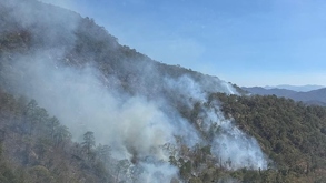 Más de 100 brigadistas y el helicóptero Witari combaten un incendio en Mascota, Jalisco. Se activa Alerta Atmosférica por humo en zonas aledañas. Infórmate aquí