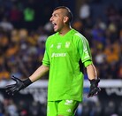 Nahuel Guzmán durante un partido de Liga MX con Club Tigres.