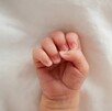 Mano de un bebé recién nacido