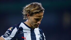 Sergio Canales con semblante triste con Rayados.