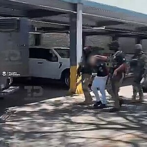Bajo un fuerte operativo de la Guardia Nacional y el Ejército, trasladan a Puente Grande al presunto responsable del multihomicidio en La Nogalera.