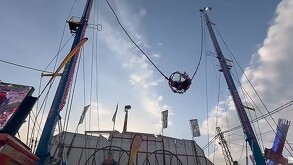 Impactante vídeo del accidente en la Feria de Sevilla: una atracción falla y deja cuatro heridos. La Policía investiga el suceso en la Calle del Infierno.