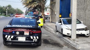 Auto chocado en Monterrey.