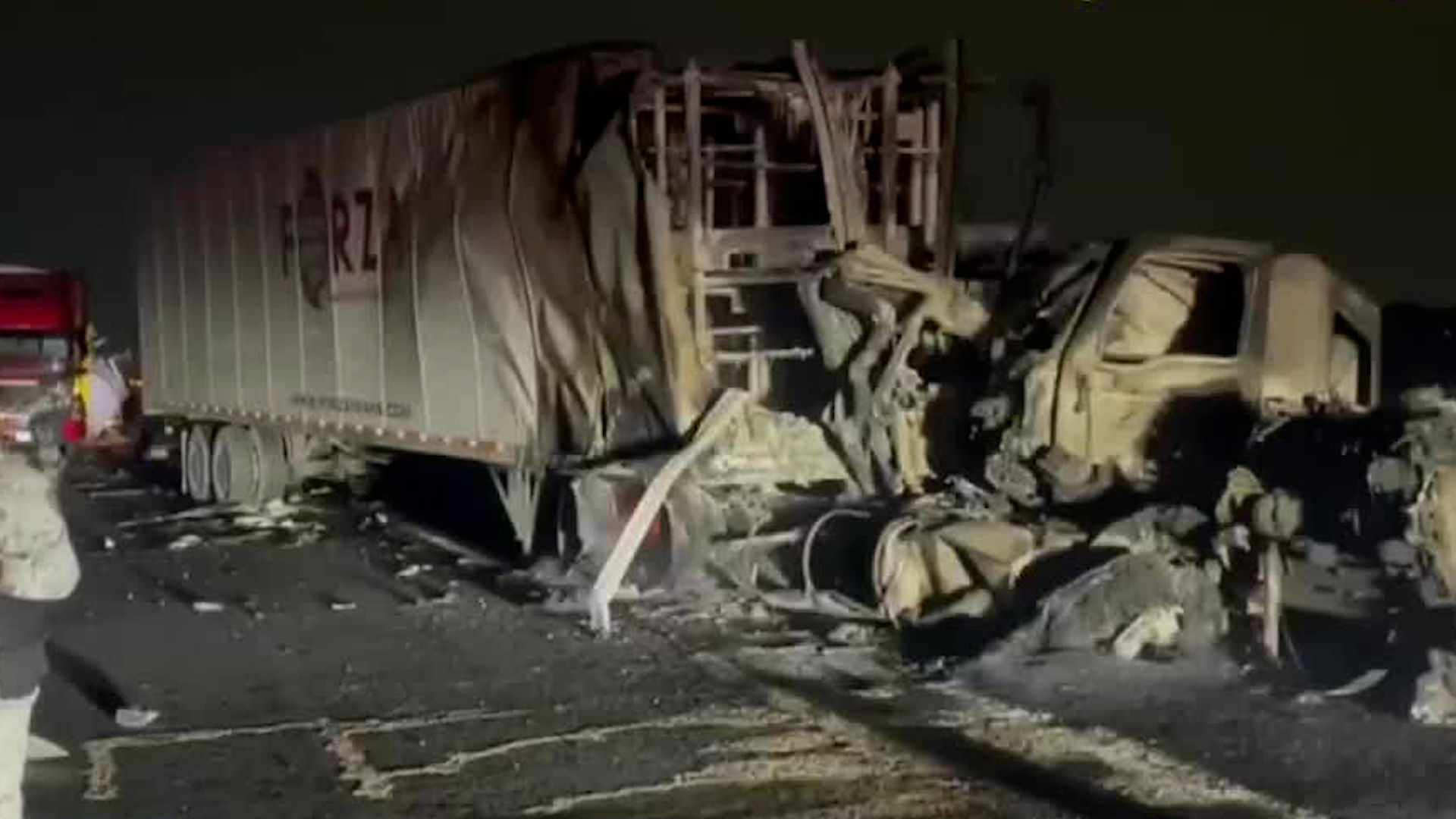 Primeros reportes indican que una de las unidades perdió el control del vehículo provocando que este chocara contra una unidad de carga que terminó incendiada.