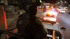 Elementos de la Guardia Civil Estatal (GCE) abatieron a un presunto delincuente tras ser atacados por un comando armado.