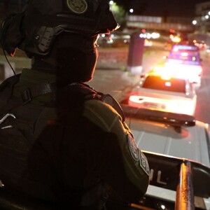 Elementos de la Guardia Civil Estatal (GCE) abatieron a un presunto delincuente tras ser atacados por un comando armado.