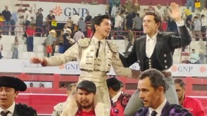 Guillermo Hermoso de Mendoza y Marco Pérez entre hombros.