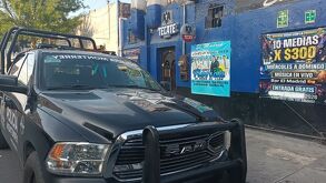 Una mujer de 60 años falleció tras desvanecerse en un bar del centro de Monterrey. Protección Civil y Servicios Periciales acudieron al lugar.