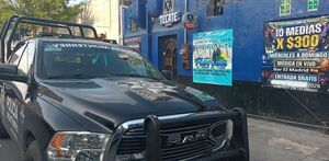 Una mujer de 60 años falleció tras desvanecerse en un bar del centro de Monterrey. Protección Civil y Servicios Periciales acudieron al lugar.