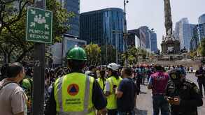 Ciudadanos reunidos en un punto de reunión frente al Ángel de Independencia en la Ciudad de México