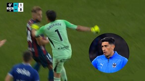 Esteban Andrada golpeando a un rival en LaLiga Española.