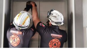 Elementos de Protección Civil de Monterrey rescatan a personas de elevador