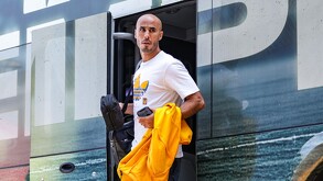 Guido Pizarro bajando del autobús previo al partido de Tigres ante Mazatlán.
