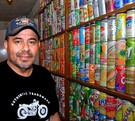 Conoce a Francisco Román, el coleccionista de Puebla, que lleva más de 30 años reuniendo historias del fondo de la basura con más de 2 mil 500 piezas.