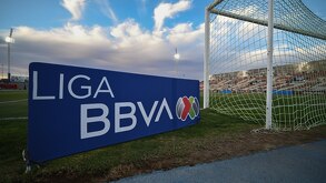 Cartel oficial de la Liga MX aun lado de la portería.