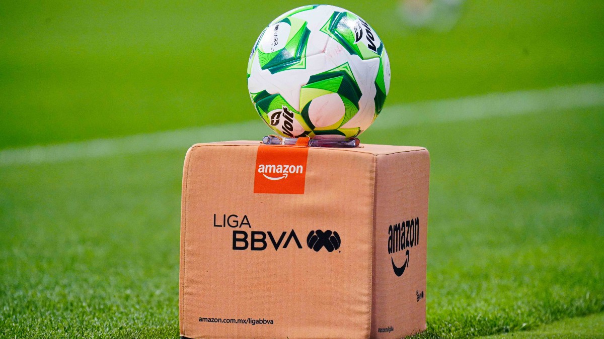 Balón oficial de la Liga MX en el Estadio Banorte.