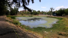 Debido a las temperaturas el agua se evapora y por el crecimiento urbano no hay como el agua llegue a la tierra.