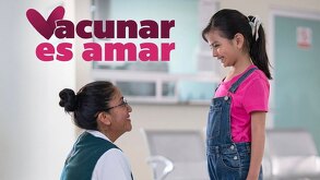 Enfermera y niña sonriéndose con el lema de 