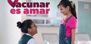 Enfermera y niña sonriéndose con el lema de 