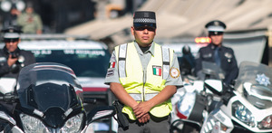 Elemento de la Guardia Nacional en una autopista.