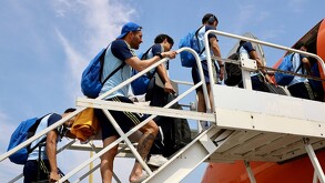 Jugadores de Tigres abordando el avión rumbo a Nashville.