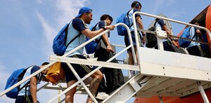 Jugadores de Tigres abordando el avión rumbo a Nashville.