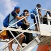 Jugadores de Tigres abordando el avión rumbo a Nashville.