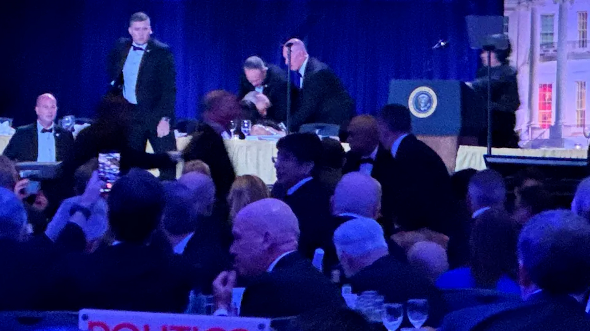 Donald Trump es evacuado de la cena de corresponsales por amenaza de seguridad. Trump está ileso y el Servicio Secreto tomó el mando.