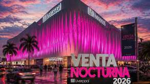 Personas entrando a tienda de Liverpool para aprovechar las ofertas de la primera Nocturna del año