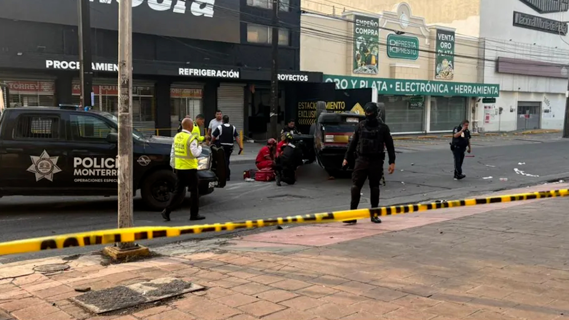 Una unidad de transporte de valores terminó volcada tras impactarse con una camioneta familiar en un concurrido cruce del Centro de Monterrey.
