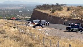Accidente en carretera de Aguascalientes, por la comunidad Cañada Honda deja a cuatro muertos tras coche invadiendo carril.