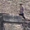 Agresor disparando en pirámide de la Luna en Teotihuacán