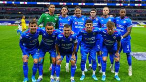 Erik Lira salió como capitán en su posible último partido con Cruz Azul.