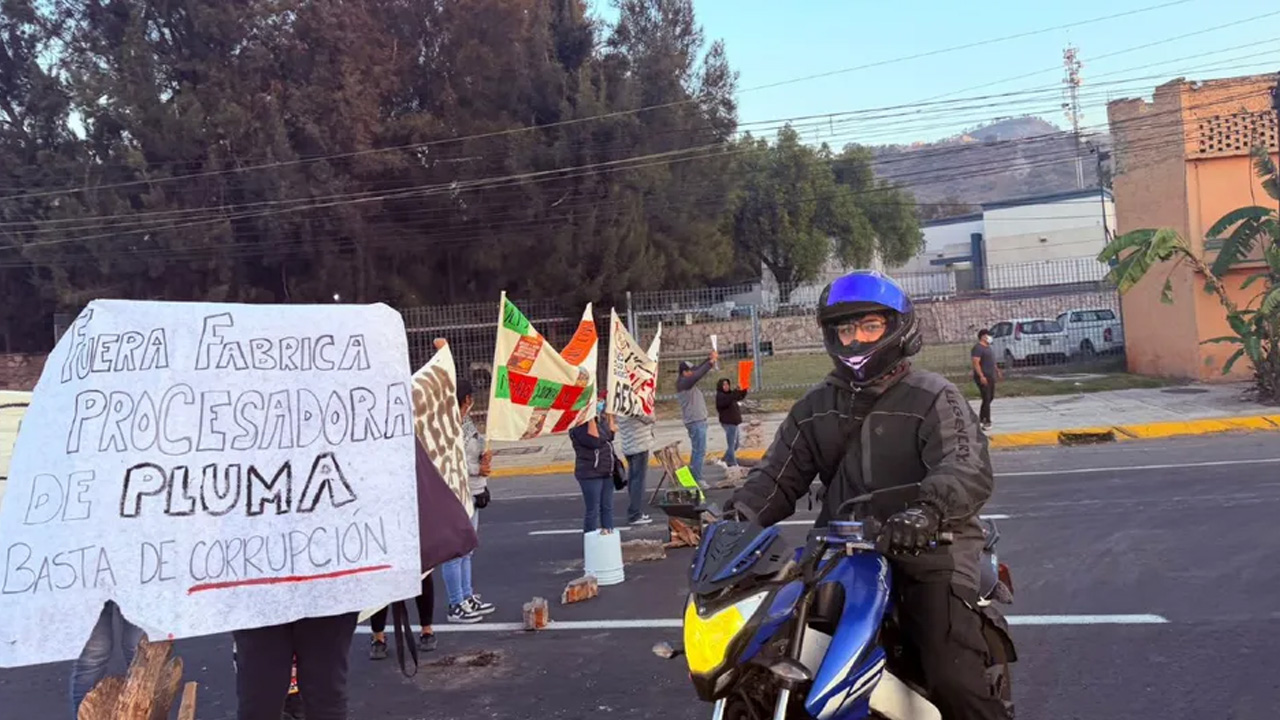 Vecinos de Rústica Xalostoc bloquearon parcialmente la autopista México-Pachuca, en Tlalnepantla, para exigir el cierre de una procesadora.