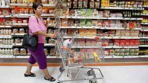 Mujer haciendo compras en supermercado