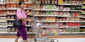 Mujer haciendo compras en supermercado