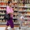 Mujer haciendo compras en supermercado