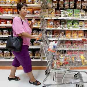 Mujer haciendo compras en supermercado