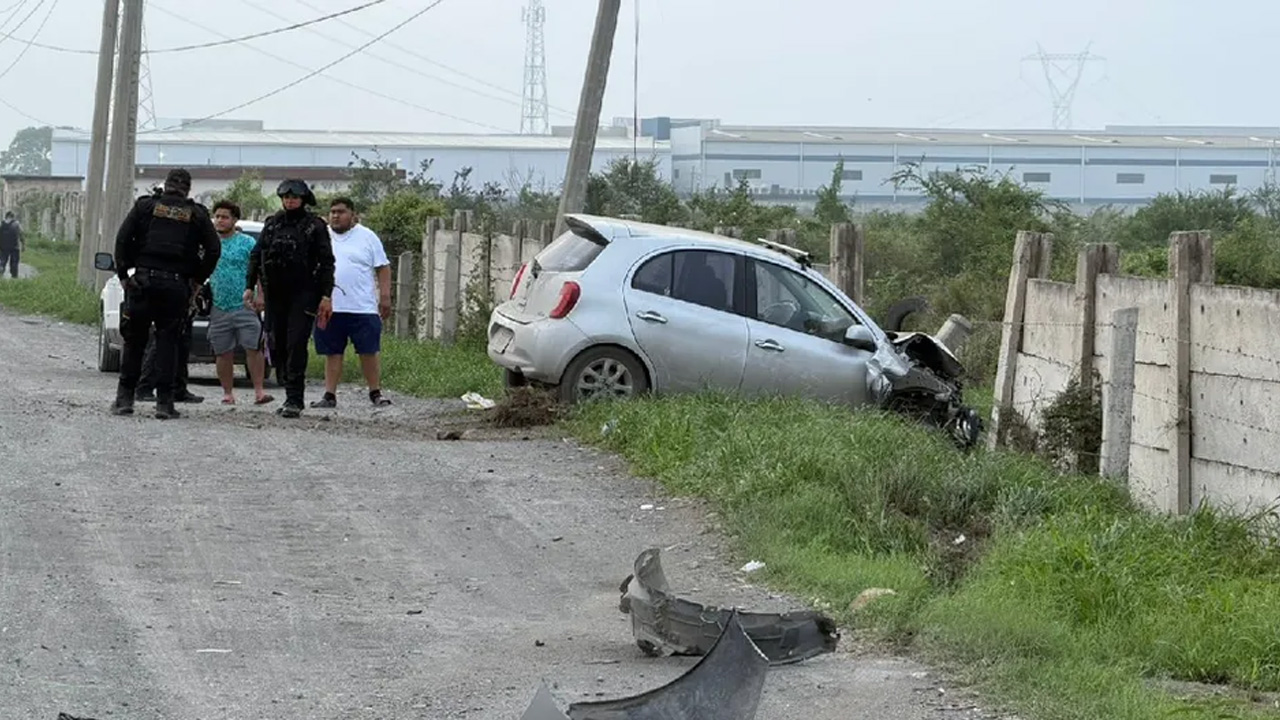 Una mujer de 27 años con tres meses de embarazo chocó su automóvil contra un muro en el Libramiento Noroeste, en Escobedo.