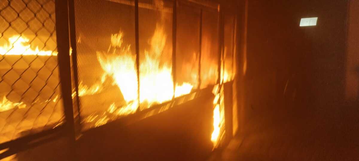 Bomberos tapatíos evitaron una tragedia en el Mercado Héroes de Nacozari tras un incendio que amenazaba 30 locales. Entérate de los detalles de este siniestro e