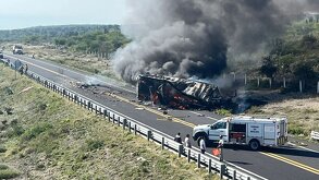 Accidente en la Cuacnopalan-Oaxaca deja a un hombre muerto luego de que un trailer volcara y se calcinara.